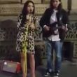 Jade Halliwell canta "Hallelujah" con un'artista di strada. La vogliono a Britain's Got Talent05