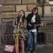 Jade Halliwell canta "Hallelujah" con un'artista di strada. La vogliono a Britain's Got Talent03