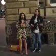 Jade Halliwell canta "Hallelujah" con un'artista di strada. La vogliono a Britain's Got Talent01