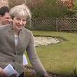 Theresa May, porta a porta in Scozia imbarazzante: le case sono vuote02