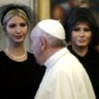 Melania e Ivanka Trump: abito nero e velo per l'incontro con Papa Francesco FOTO
