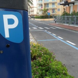 Parcheggio blu sotto casa, quanto costa? Gratis a Roma, da 25 euro a Genova, fino a 180 a Torino