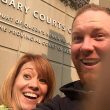 Selfie divorce, la nuova moda è autoscatto felice davanti al tribunale06