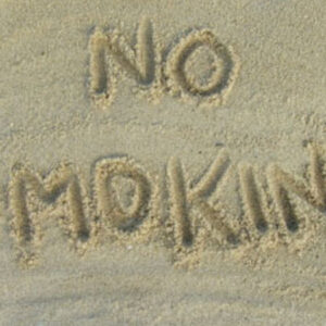 Vietato fumare in spiaggia, la proposta del Codacons. "Sigarette inquinano più delle auto"