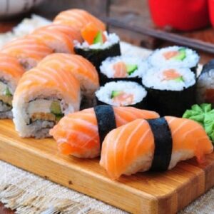 Se siete gran divoratori di sushi, è bene che stiate in guardia dal rischio anisakidosi, altrimenti detta "malattia del verme delle aringhe".