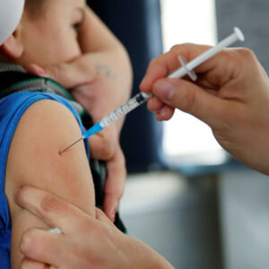 Vaccini, a Napoli il rifornimento delle dosi è a rischio. Asl: "Scarseggiano"