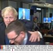 Boris Johnson cerca di far cadere con uno spintone un deputato laburista