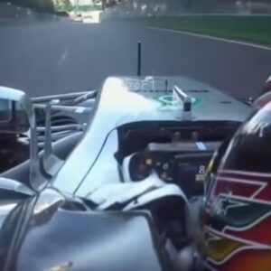 YOUTUBE Lewis Hamilton guida con una mano a 300 km/h, la Mercedes perde i pezzi...