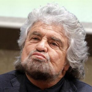 Beppe Grillo snobbato a Genova, in piazza 300 persone: "Voterete M5s di nascosto"