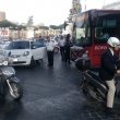 Bus senza conducente travolge auto a piazza Venezia a Roma
