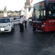 Bus senza conducente travolge auto a piazza Venezia a Roma