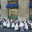 Firenze, picnic suore sedute in strada