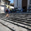Firenze, acqua sul sagrato per non far bivaccare i turisti. Ma dopo 10 minuti si asciuga1