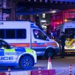 Terrore a London Bridge, duplice attentato: investono e accoltellano17