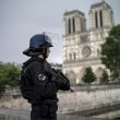 Parigi, uomo con martello e coltelli a Notre Dame