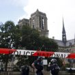 Parigi, uomo con martello e coltelli a Notre Dame