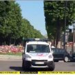 Parigi, attentato fallito sugli Champs-Elysées auto contro furgone della polizia