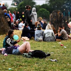 Glastonbury Festival al via: concerti, palloncini esilaranti e tanta droga