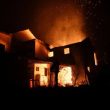 Foresta a fuoco in Portogallo, 25 morti: vittime intrappolate nelle auto in fiamme