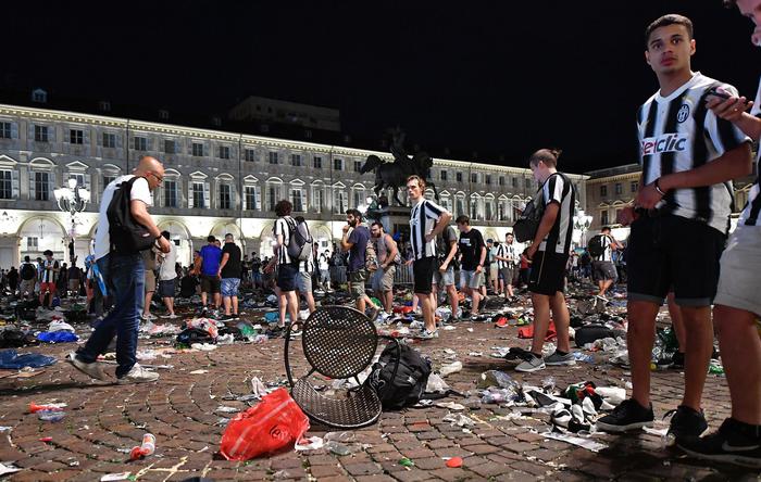 Finale Champions, panico a Torino: "Bomba, bomba". 40 feriti per una ringhiera06