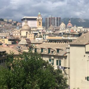 Genova verso i 300 mila abitanti, senza industrie, invasa dai descamisados