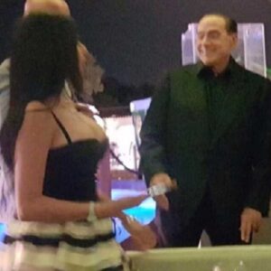 Berlusconi in Costa Smeralda vede una ragazza super procace e...FOTO