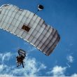 Siara, il pastore belga che si lancia con il paracadute da 4mila metri