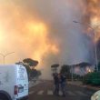 Roma, incendio pineta Castel Fusano: case sgomberate e strade chiuse