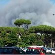 Roma, incendio pineta Castel Fusano: case sgomberate e strade chiuse