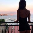 Cristina Buccino di spalle sul balcone: di fronte il Vesuvio in fiamme01