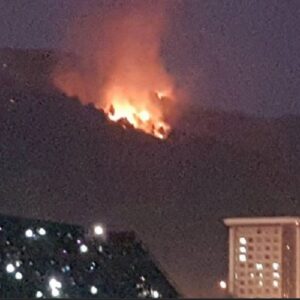 Salerno, a fuoco collina: fiamme visibili dal concerto di Tiziano Ferro