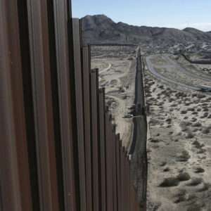 Donald Trump, marcia indietro su muro Messico: "Non servono 3mila km, ci sono barriere naturali"