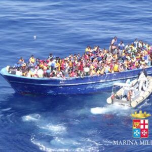 Migranti, Europa ci lascia affogare. Ora non resta che respingerli. Chi lo farà?