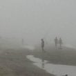 Nebbia in spiaggia da Fregene a Ladispoli: banchi oscurano il litorale FOTO