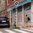 Senza vestiti cammina per il Lido di Venezia: FOTO finiscono su Facebook