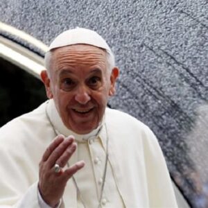 Papa Francesco fa economia in Vaticano: l'abito talare comprato su internet per risparmiare