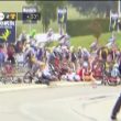 Tour de France, gruppo in testa scivola sulla strada bagnata