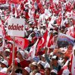 Turchia, opposizione in piazza a Istanbul contro Erdogan: "Siamo un milione"01