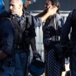 La carezza del poliziotto alla migrante durante gli sgomberi a Roma 01