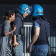 La carezza del poliziotto alla migrante durante gli sgomberi a Roma 03