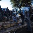 La carezza del poliziotto alla migrante durante gli sgomberi a Roma 05