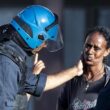 La carezza del poliziotto alla migrante durante gli sgomberi a Roma 04