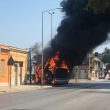 Bari, bus senza passeggeri in fiamme FOTO Autista lievemente ustionato