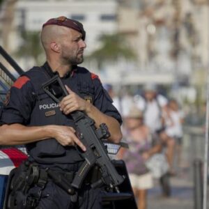 Attentato Barcellona, caccia a 3 terroristi in fuga, forse in Francia. Potrebbero colpire ancora