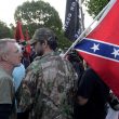 Virginia: suprematisti bianchi sfilano con svastiche