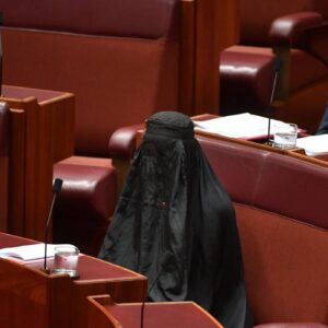 YOUTUBE Australia, senatrice in Aula con il burqa: "Va vietato"