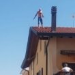 Jesolo, migrante si butta giù dal tetto di casa: è grave. La gente applaude e riprende