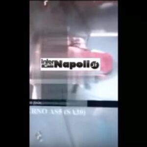 Rapporto orale nell'ascensore della metro di Napoli