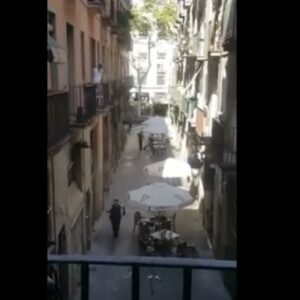 Attentato Barcellona, polizia cerca complici sulla Rambla con i mitra in mano