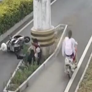 Senza casco si schianta contro pilone con scooter: nessuno si ferma a soccorrerlo